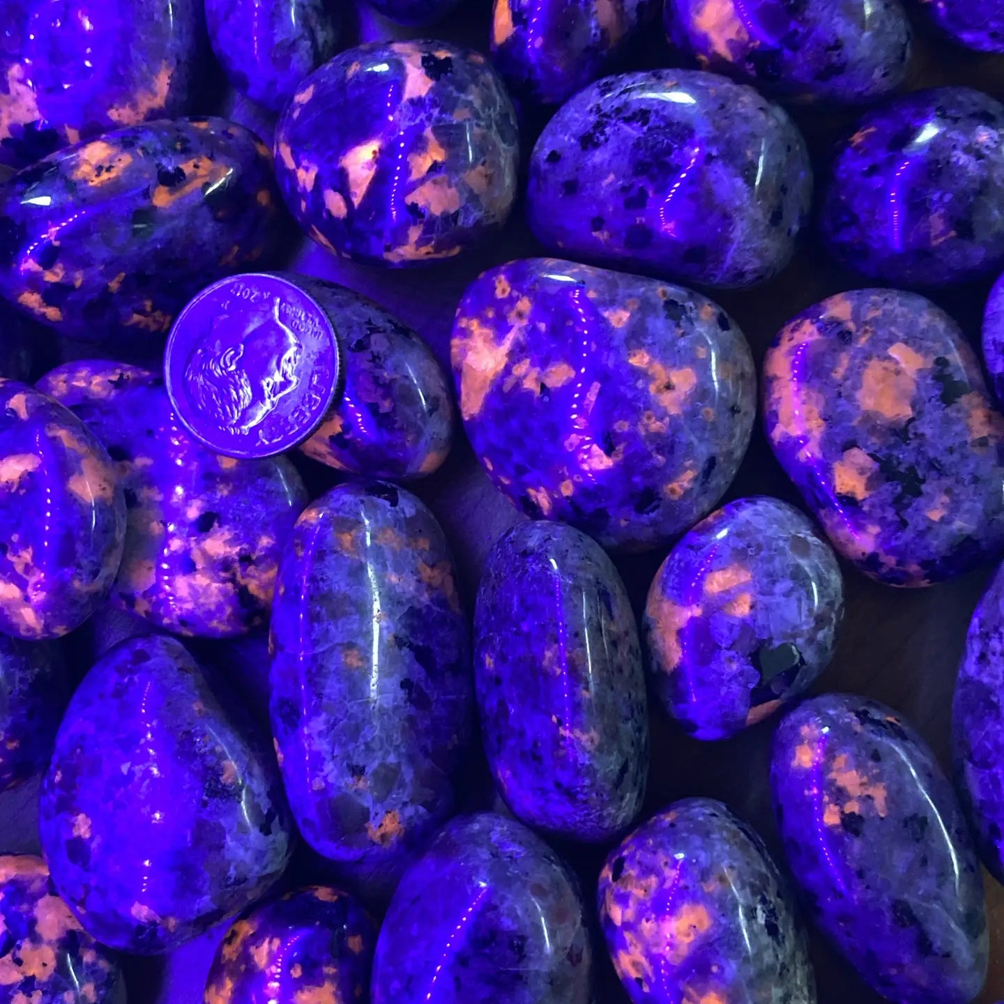 Yooperlite Crystal Tumbles - UV Reactive Glow Stones