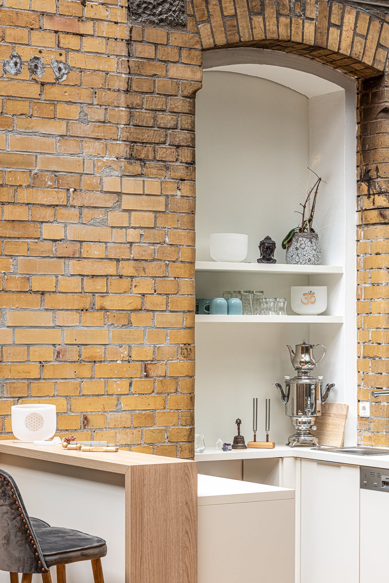 8" White-Frosted Crystal Singing Bowl, Note F4, Heart Chakra